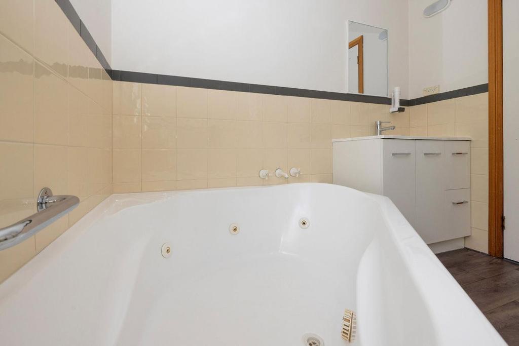 Kitty'S Cottages - Managed By Big4 Strahan Holiday Retreat 외부 사진