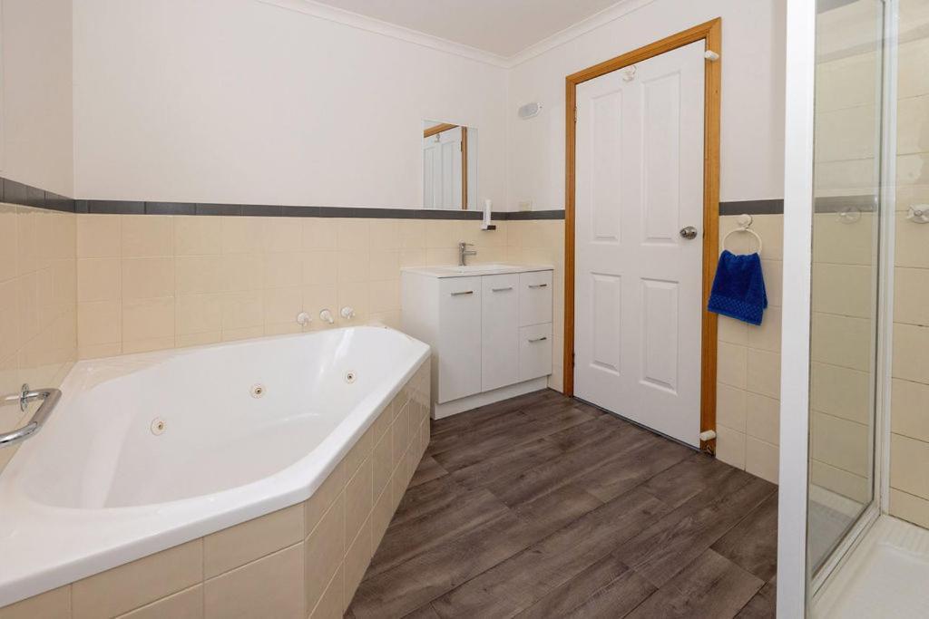 Kitty'S Cottages - Managed By Big4 Strahan Holiday Retreat 외부 사진